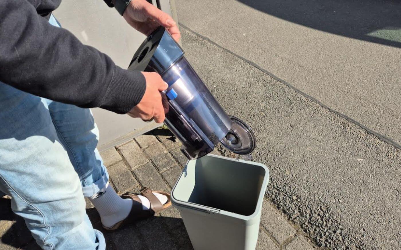 ECOVACS DEEBOT X12 OmniCyclone OmniCyclone Station wird beutellos entleert